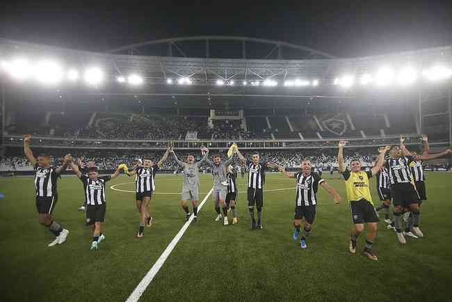 Time do Botafogo saudou a torcida presente no Nilton Santos