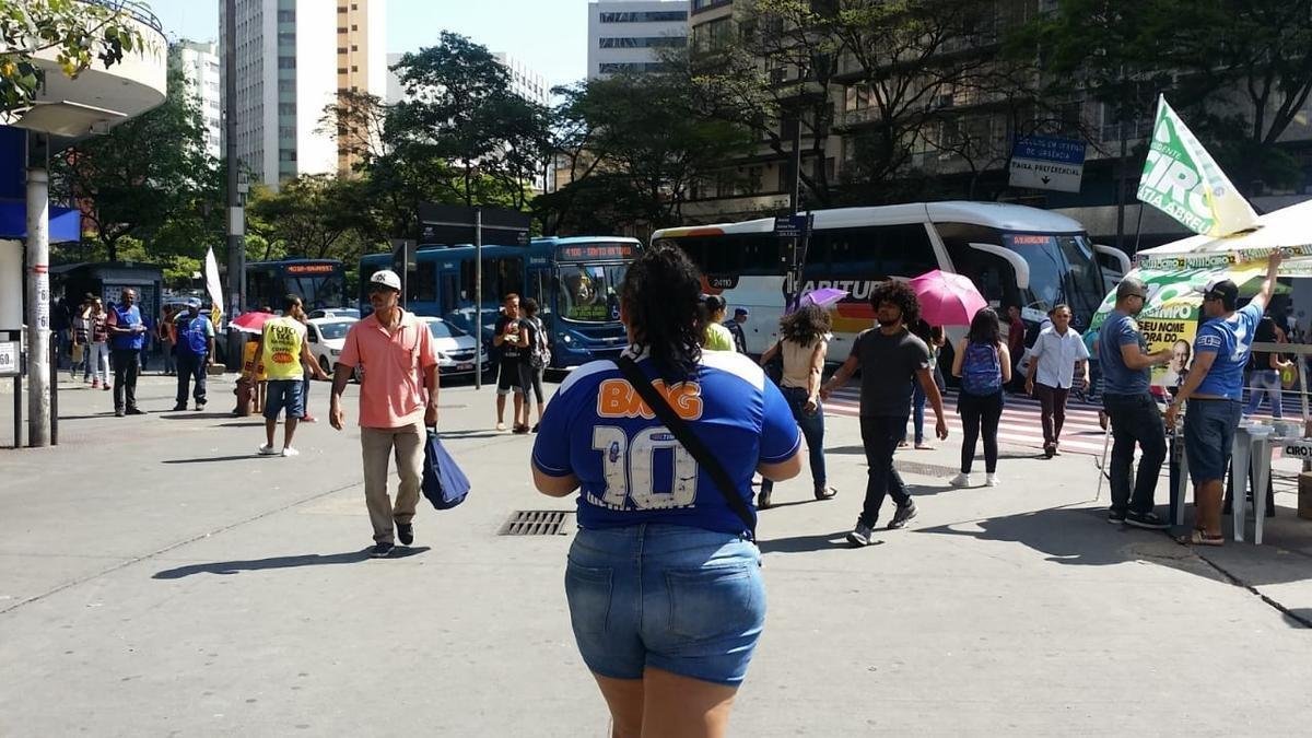 Torcedores do Cruzeiro saem s ruas com a camisa do clube, em dia de deciso