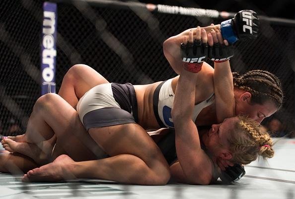 Miesha Tate finaliza Holly Holm com mata-leão, no quinto round, e conquista cinturão peso galo