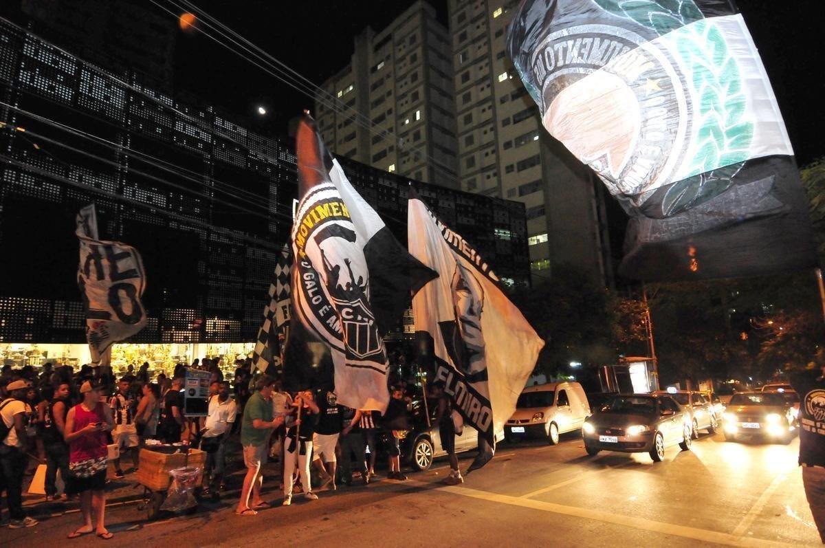 Fotos da festa da torcida do Atltico na sede do clube pelo aniversrio de 110 anos