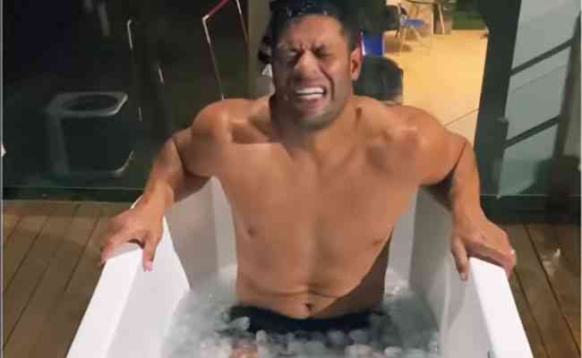 Parte do processo de recuperação de Hulk foi em uma banheira de gelo