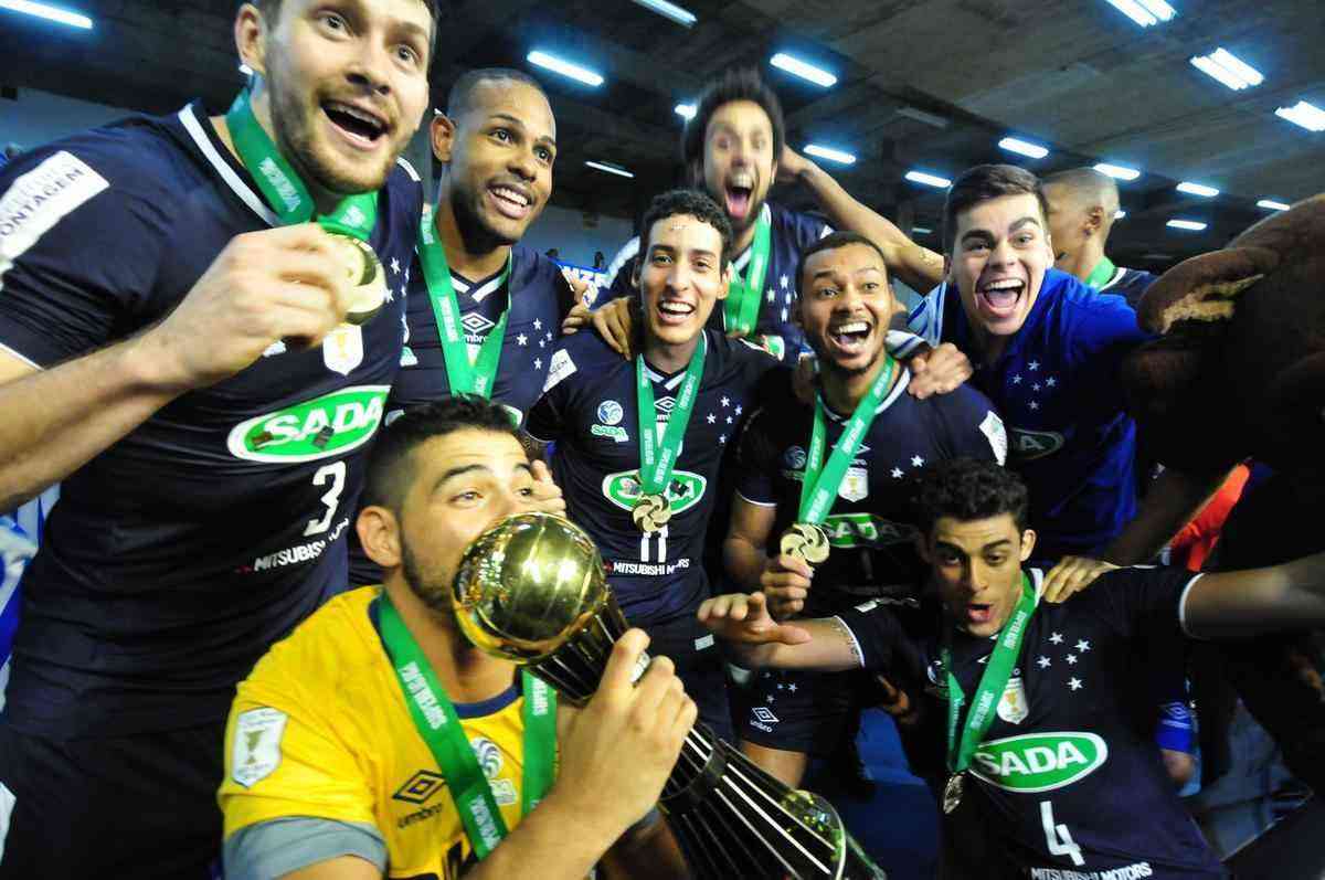 Jogadores do Cruzeiro festejam no Mineirinho o pentacampeonato da Superliga Masculina