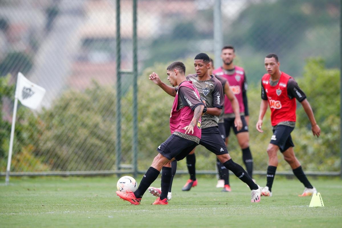 Imagens do primeiro treino de Eduardo Vargas pelo Atltico