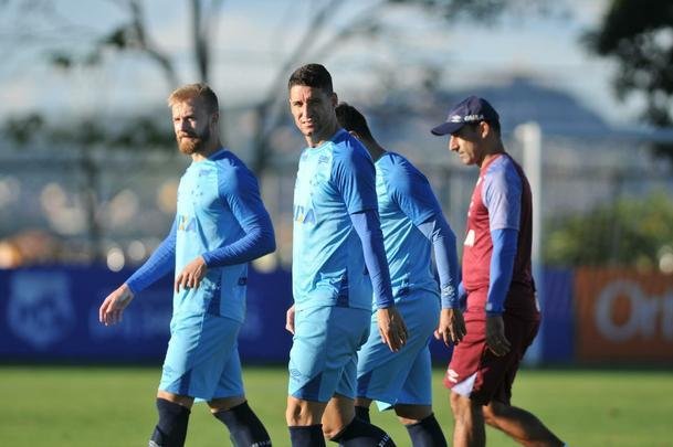 Mano Menezes conta com todo elenco do Cruzeiro para enfrentar La U, quinta, no Mineiro, pela Copa Libertadores. Exceo  atacante Fred, que se recupera de cirurgia no joelho direito