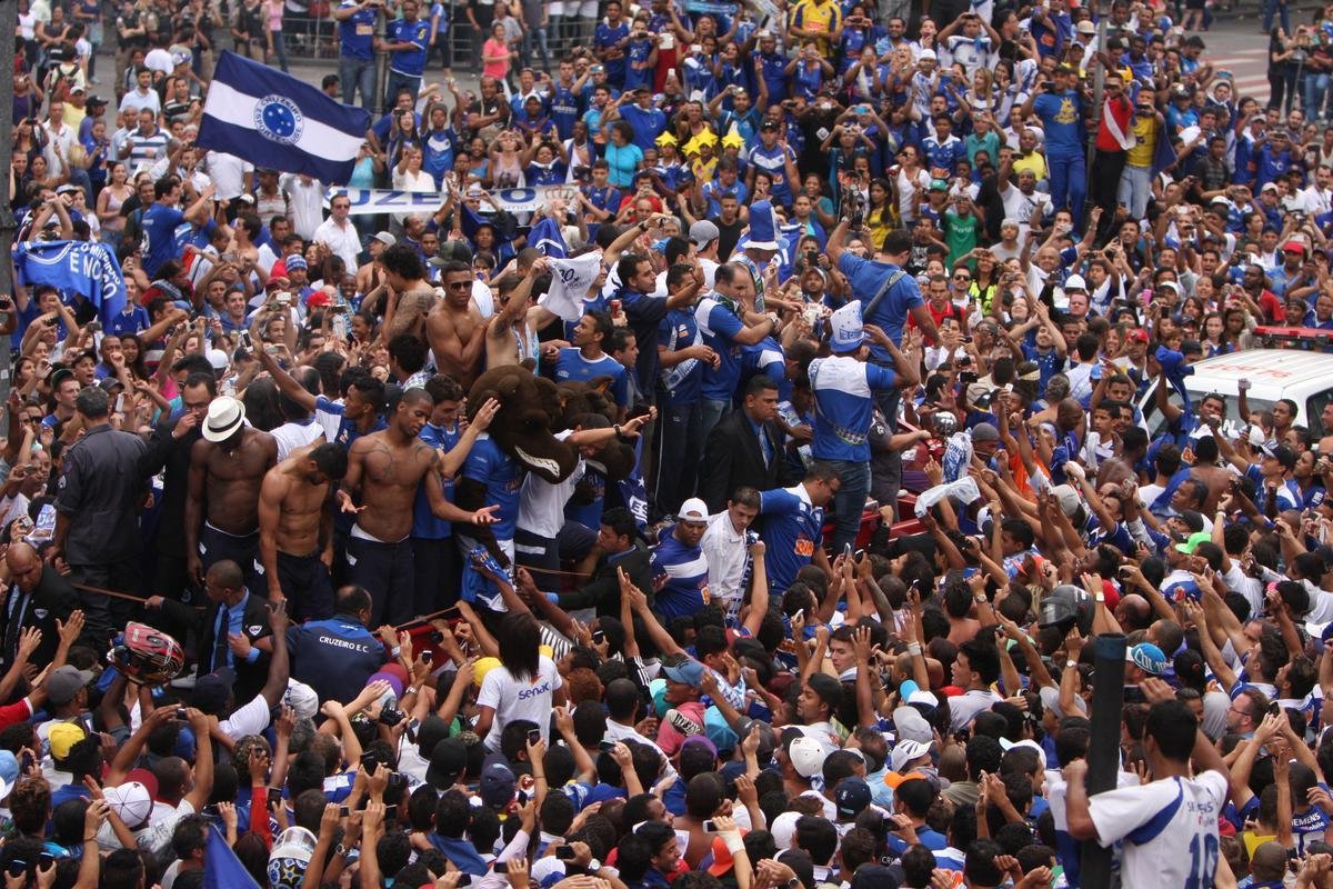 Depois de vencer o Vitria por 3 a 1 no Barrado, em Salvador, na noite de 13 de novembro de 2013, e confirmar o tricampeonato brasileiro, o Cruzeiro desembarcou em Confins numa quinta-feira e foi recebido por milhares de pessoas nas ruas de Belo Horizonte. O elenco desfilou em carro pela Avenida Antnio Carlos, pela Avenida Afonso Pena, no Centro, e foi em direo  sede do Barro Preto. Esta, sem dvida, foi a festa que envolveu o maior nmero de pessoas na capital mineira.