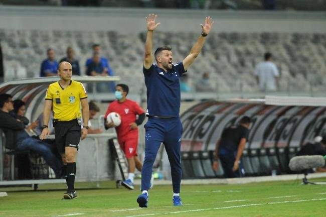 Fotos do jogo entre Cruzeiro e Londrina, no Mineiro, em Belo Horizonte, pela quarta rodada da Srie B do Brasileiro