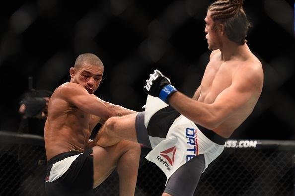 Brian Ortega venceu Diego Brandão por finalização no terceiro round