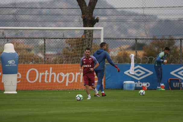 Goleiro Fbio vai a campo sob superviso de preparador Robertinho