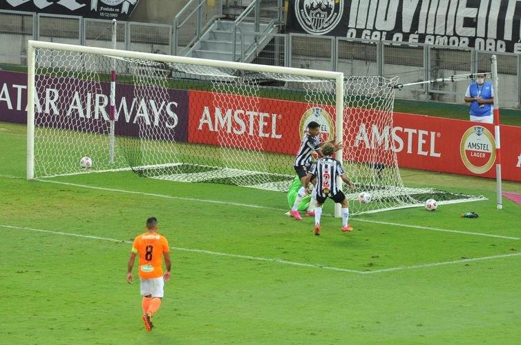 Fotos do gol de Marrony, do Atltico, sobre o La Guaira, no Mineiro