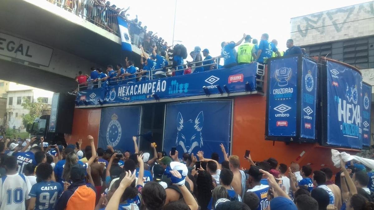 Antes de chegada  Praa Sete, caminho do Corpo de Bombeiros com jogadores do Cruzeiro passou pela Avenida Antnio Carlos, em Belo Horizonte