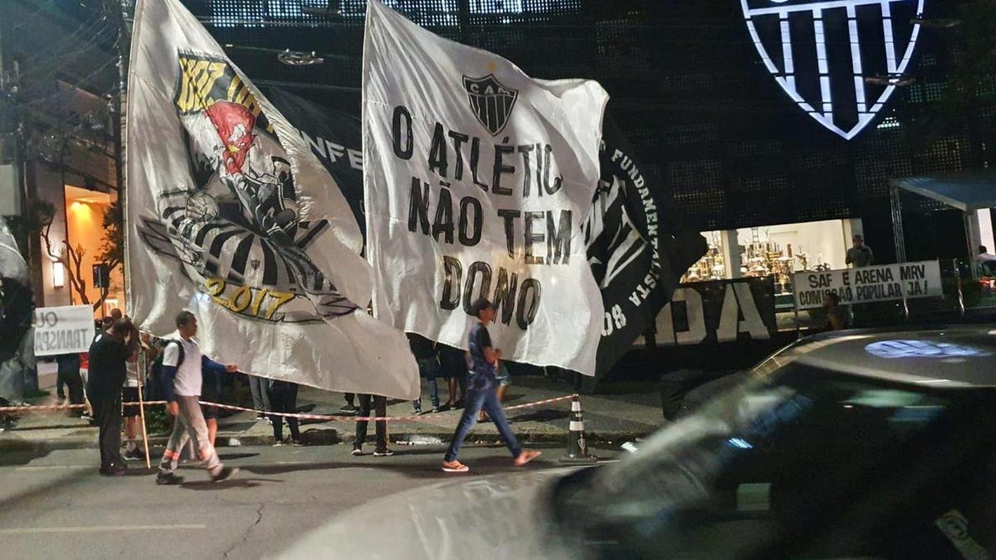 Torcedores do Atltico protestaram em frente  sede do clube nesta segunda-feira (21/11)