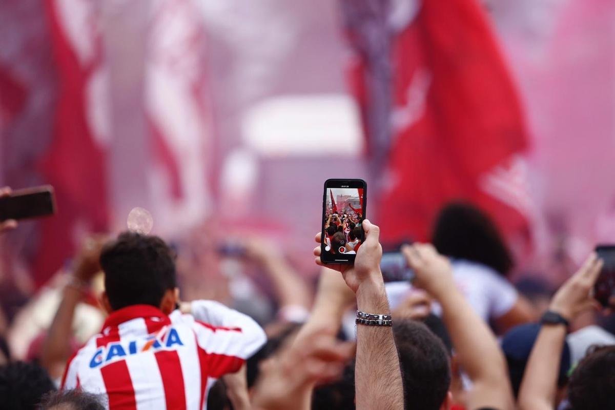 Presença massiva das torcidas na sede alvirrubra, antes da bola rolar para #Náutico e Paysandu.
