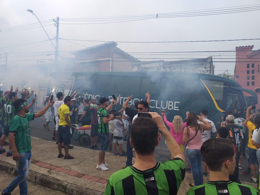 Um mar verde nas imediaes do Horto, com direito a rua de fogo para receber os jogadores do Amrica