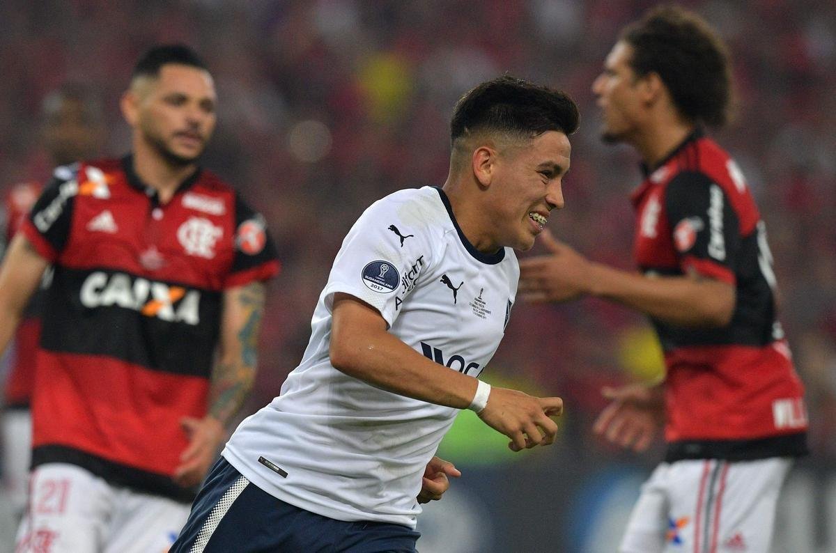 No primeiro tempo, Paquet abriu o placar para o Flamengo; Barco empatou para o Independiente, de pnalti
