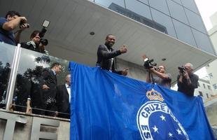 Novo reforo do Cruzeiro, Jlio Baptista foi recepcionado pelo presidente Gilvan de Pinho Tavares e acenou para torcedores da sacada da sede administrativa no Barro Preto