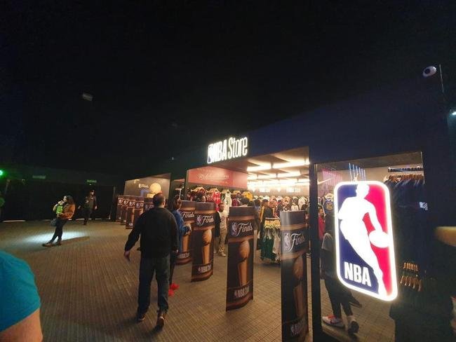 Evento da NBA reuniu milhares de fãs para acompanhar à primeira partida da final entre Celtics e Warriors