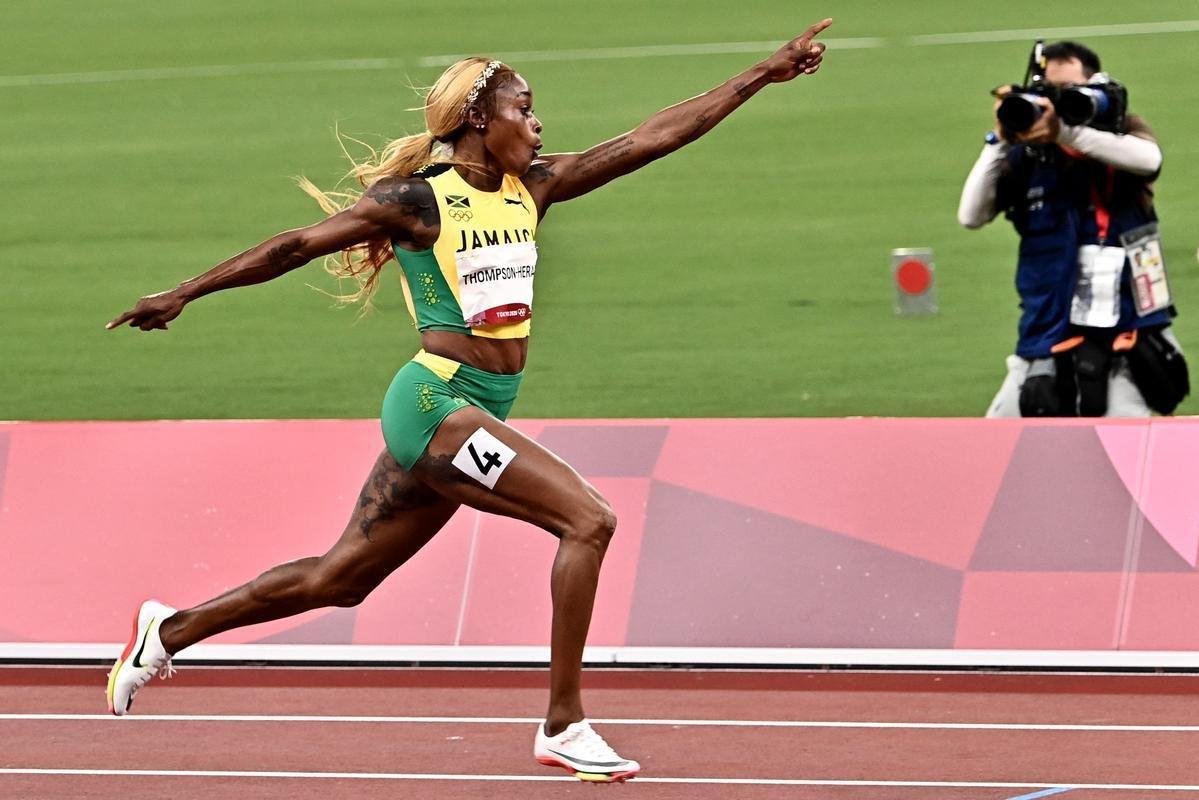 Fotos espetaculares da vitria da jamaicana Elaine Thompson-Herah nos 100m rasos dos Jogos Olmpicos de Tquio com o tempo de 10s61. A velocista quebrou o recorde olmpico e comandou o pdio jamaicano ao lado de Ann Fraser-Pryce, prata, e Shericka Jackson, bronze.