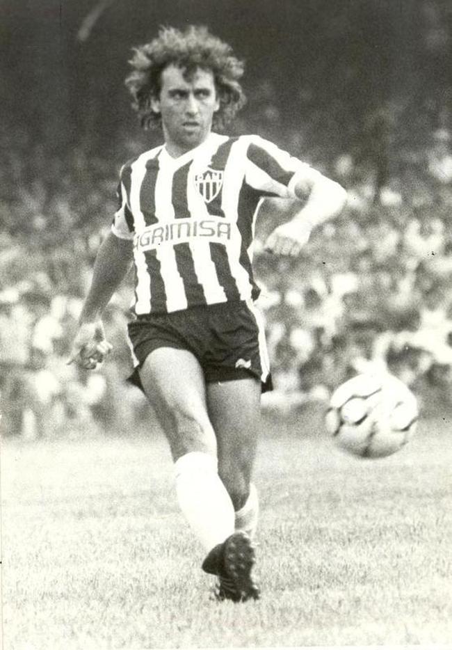 Nelinho (lateral-direito)