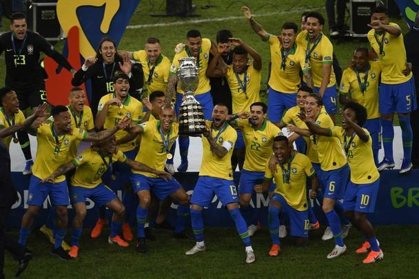 Seleção Brasileira derrota Peru por 3 a 1, conquista Copa América e ergue a taça no Maracanã; veja as fotos da festa do Brasil