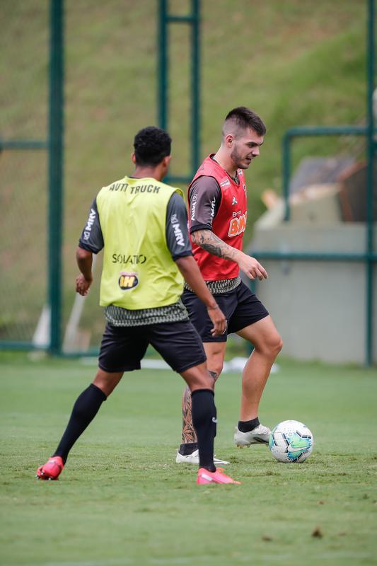 Depois do empate por 2 a 2 com o Cear, no Castelo, pela 22 rodada do Brasileiro, Atltico voltou aos treinos nesta segunda-feira na Cidade do Galo. Atividade teve vrias caras novas, diante do elevado nmero de atletas infectados pela COVID-19