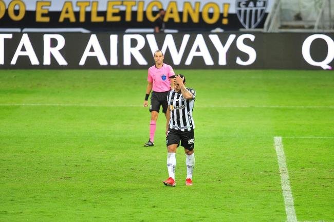 Goleiro Everson, do Atltico, foi heri na deciso por pnaltis contra o Boca Juniors ao defender duas cobranas e ao marcar o gol da classificao: 3 a 1 nas batidas alternadas aps 0 a 0 no tempo normal, no Mineiro.