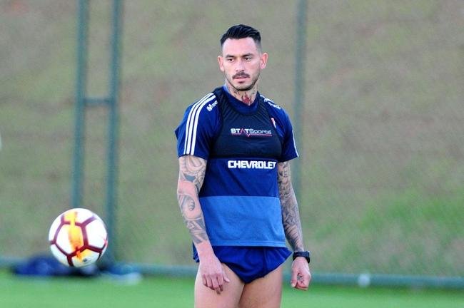 Elenco da Universidad de Chile treinou nesta tera-feira  tarde na Cidade do Galo, em Vespasiano. Time chileno se prepara para enfrentar o Cruzeiro na quinta, s 19h15, no Mineiro, pela Copa Libertadores. Tcnico Angel Guillermo Hoyos ter retornos do zagueiro Jara e do lateral-esquerdo Beausejour