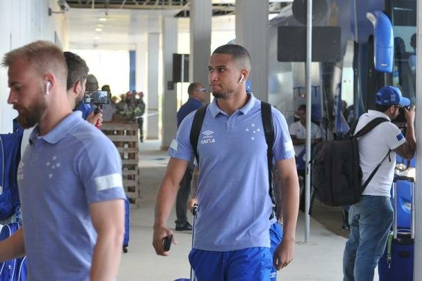 Jogadores do Cruzeiro embarcaram no Aeroporto de Confins, na tarde desta tera-feira, para duelo decisivo contra o Corinthians, em So Paulo, pela final da Copa do Brasil