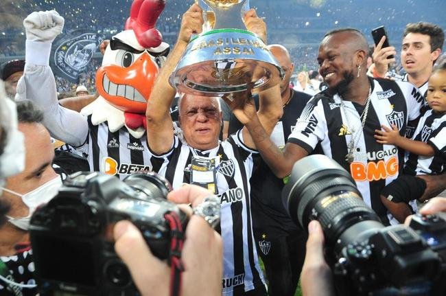 Atltico ergue a taa de campeo brasileiro e d a volta olmpica diante da torcida alvinegra, no Mineiro