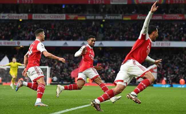 Arsenal vence jogo com viradas e gol no último lance para seguir