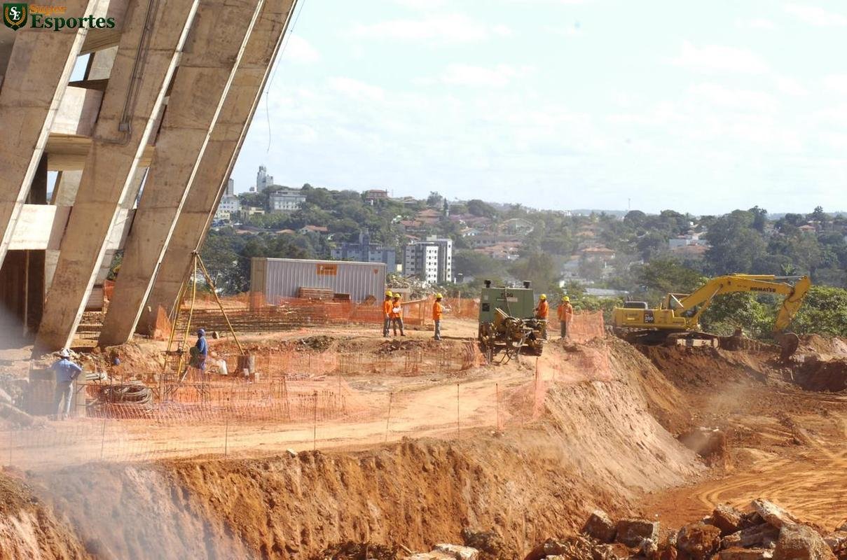 17/06/2011 - Demolio do antigo estacionamento na parte externa do Mineiro