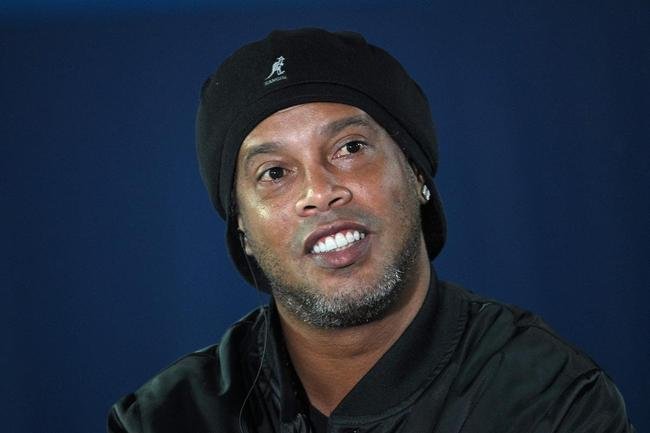 Ronaldinho Gacho foi recebido com festa pela torcida do PSG no Parc des Princes