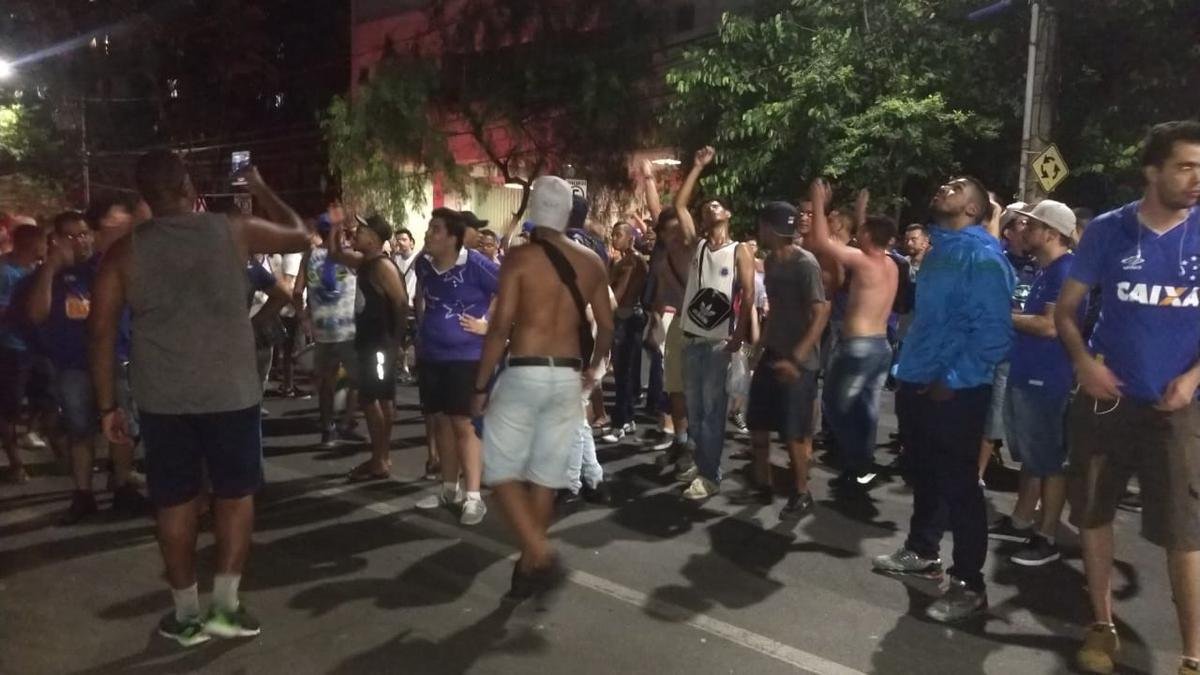 Torcedores do Cruzeiro voltam a protestar em frente  sede administrativa do clube, no Barro Preto