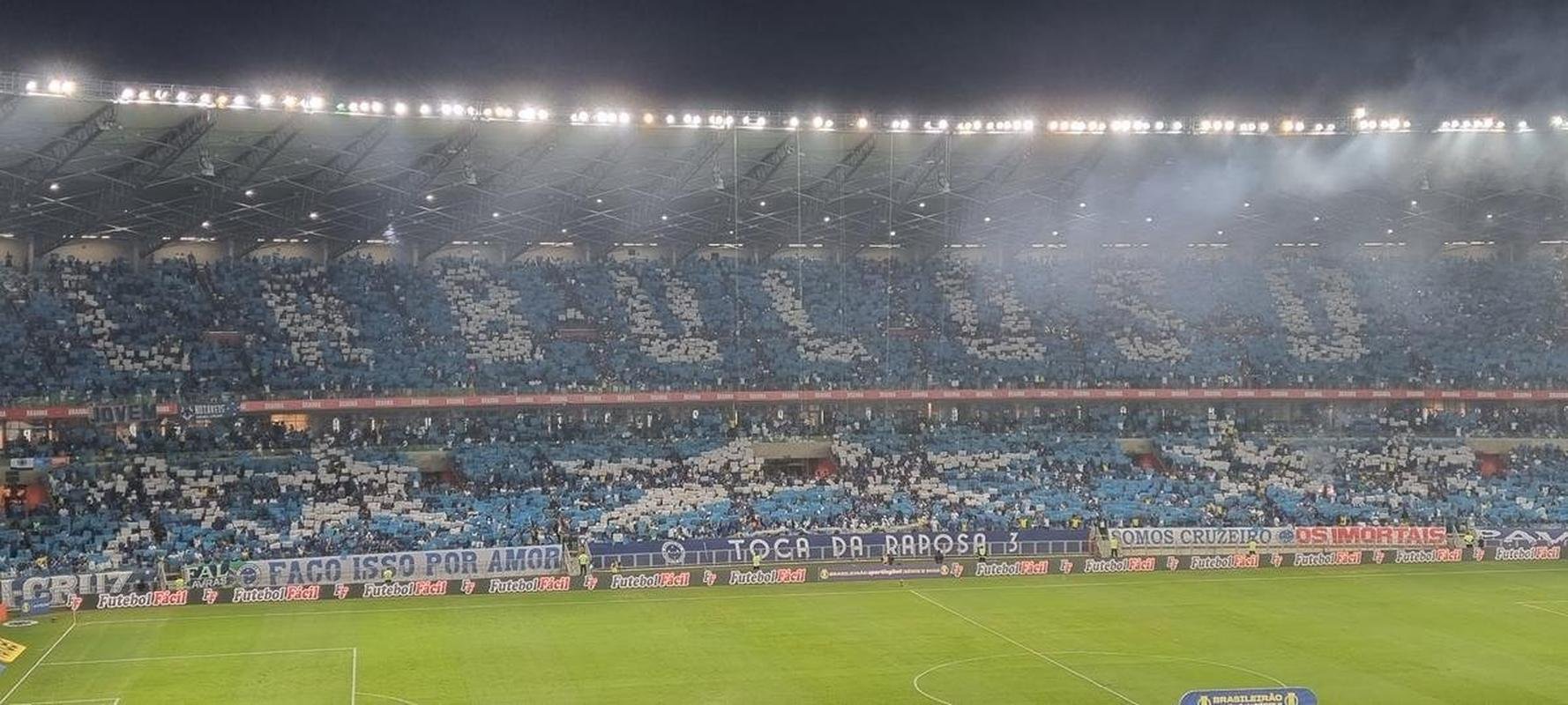 Cabuloso: torcida do Cruzeiro promove mosaico 3D com Ronaldo no Mineiro