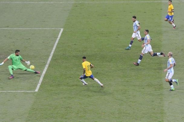 Neymar marca o segundo do Brasil aos 45 do primeiro tempo