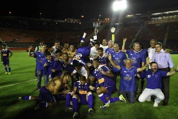 Festa dos jogadores do Cruzeiro no Barrado com a conquista do tricampeonato brasileiro