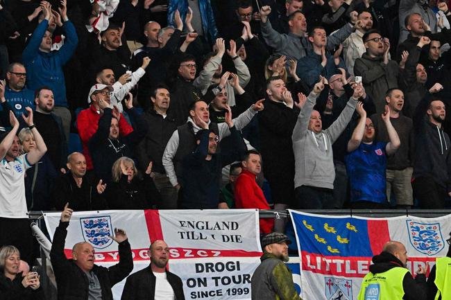 Itlia e Inglaterra se enfrentaram no Estdio Diego Maradona, em Npoles, pelo Grupo C das Eliminatrias da Eurocopa
