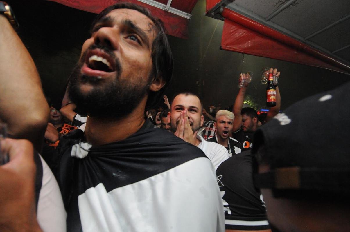 Atleticanos no Bar do Salomo, em BH, durante jogo contra o Bahia. Depois da vitria por 3 a 2 houve muita festa pelo ttulo brasileiro