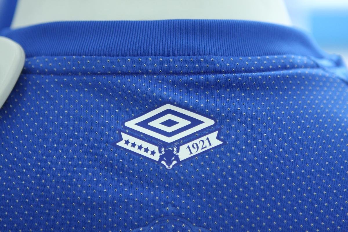 Imagens da camisa principal do Cruzeiro para a temporada de 2019