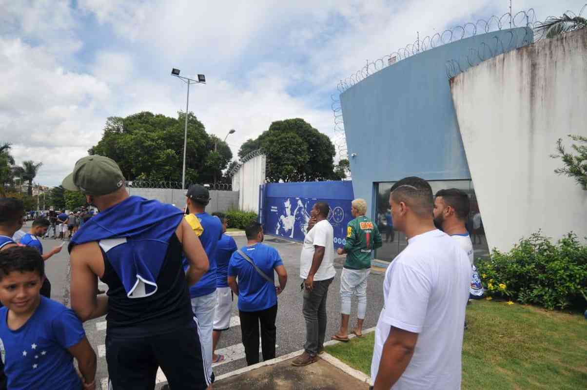 Torcedores do Cruzeiro protestam na porta da Toca da Raposa II, nesta quinta-feira (06/01), contra a saída do goleiro Fábio do clube