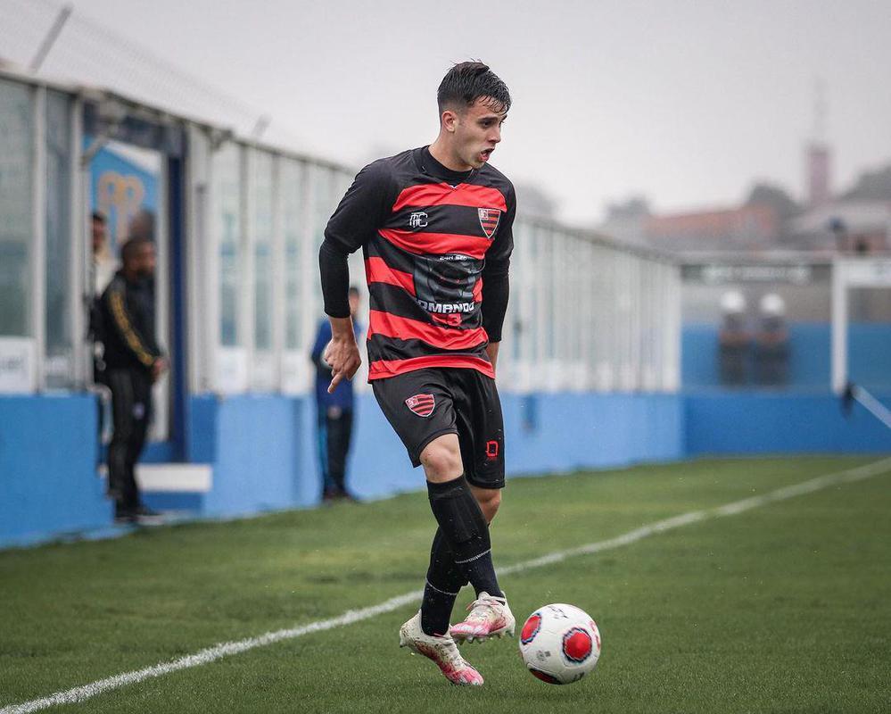 Sandro Perptuo: lateral-direito emprestado ao Oeste