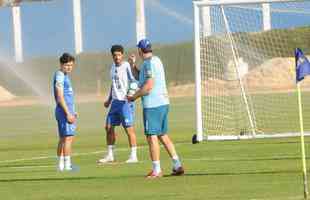 Cruzeiro fez nesta segunda-feira  tarde, na Toca da Raposa II, o ltimo treino em Belo Horizonte antes da partida contra o Internacional, quarta, no Beira-Rio, pela semifinal da Copa do Brasil. O tcnico Rogrio Ceni deve escalar Fbio; Edilson, Ded, Fabrcio Bruno (Leo) e Egdio (Dod); Henrique e Robinho; Marquinhos Gabriel; Thiago Neves e David; Pedro Rocha. Servindo  Seleo Colombiana, Orejuela est fora do jogo.