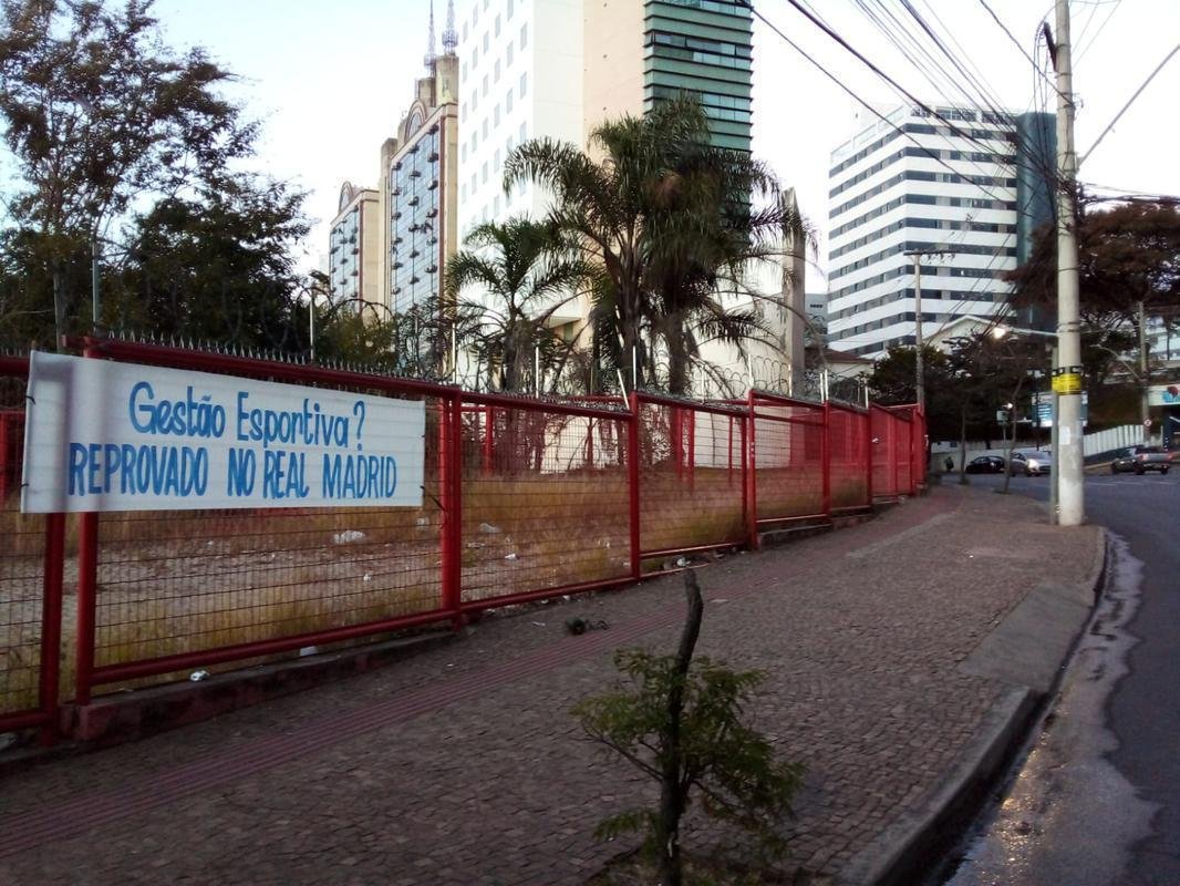 Faixas pedem a sada do presidente do Cruzeiro
