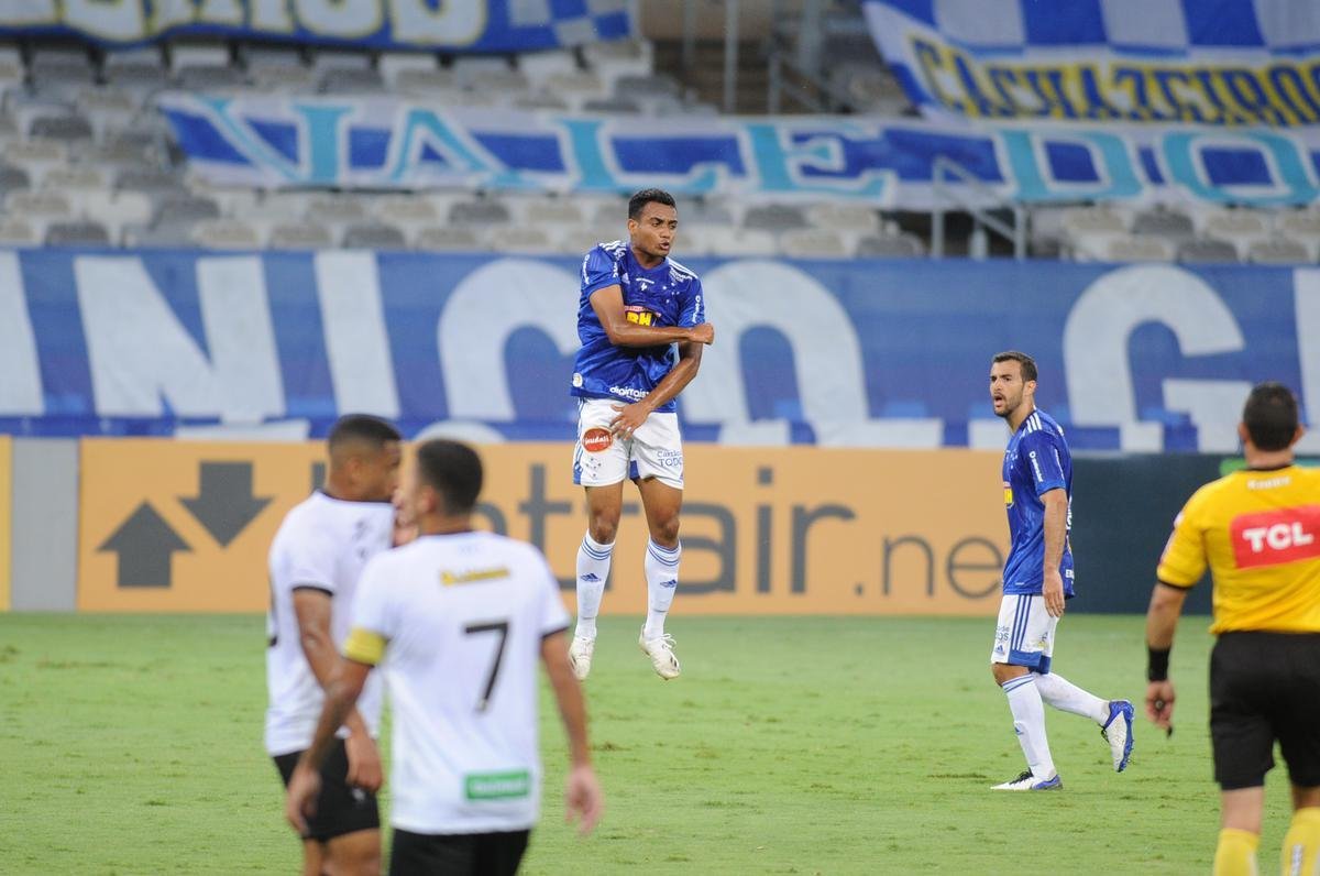 Airton chutou de fora da rea e empatou para o Cruzeiro: 1 a 1