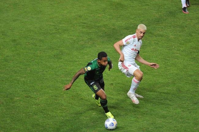 Rodrigo Dourado empatou o jogo para o Internacional no segundo tempo