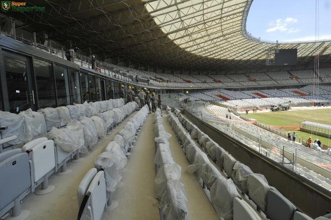 06/12/2012 - Cadeiras instaladas. Reforma entra na parte dos detalhes, do acabamento final.