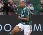 Deyverson marca, Palmeiras vence o Corinthians e segue vivo pelo ttulo nacional