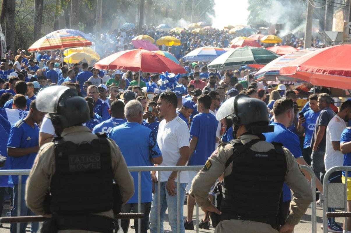 Chegada da torcida do Cruzeiro ao Mineiro para o jogo contra a Ponte Preta pela 13 rodada da Srie B do Campeonato Brasileiro. Estdio voltou a receber grande pblico