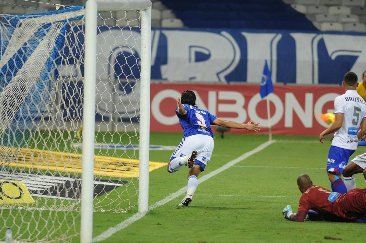 Fotos do jogo entre Cruzeiro e Paran Clube, no Mineiro, em Belo Horizonte, pela 19 rodada da Srie B do Campeonato Brasileiro