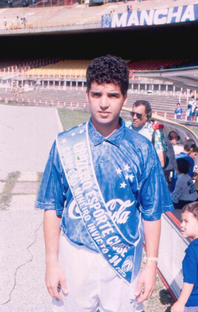 Lus Fernando Flores foi o dono da camisa 10 do Cruzeiro no comeo dos anos 1990. Foi bicampeo da Supercopa, em 1991 e 1992. Ficou no clube at 1997. No perodo, ainda ergueu as taas da Copa do Brasil de 1993 e 1996, e dos Mineiros de 1992, 1994, 1996 e 1997.