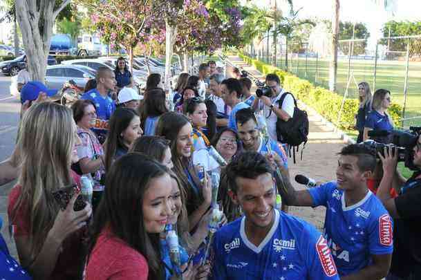 No Dia Internacional da Mulher, o Cruzeiro levou 50 scias do futebol para conhecer a Toca da Raposa II. Nesta tera-feira, as torcedoras foram recebidas com caf da tarde, ganharam produtos de beleza e aproveitaram para pegar autgrafos e tirar fotos com jogadores. Nesta quarta, o clube celeste levar mulheres em tratamento contra o cncer ao jogo contra o Atltico-PR, s 19h30, no Mineiro. Elas ficaro em um setor privilegiado do estdio.